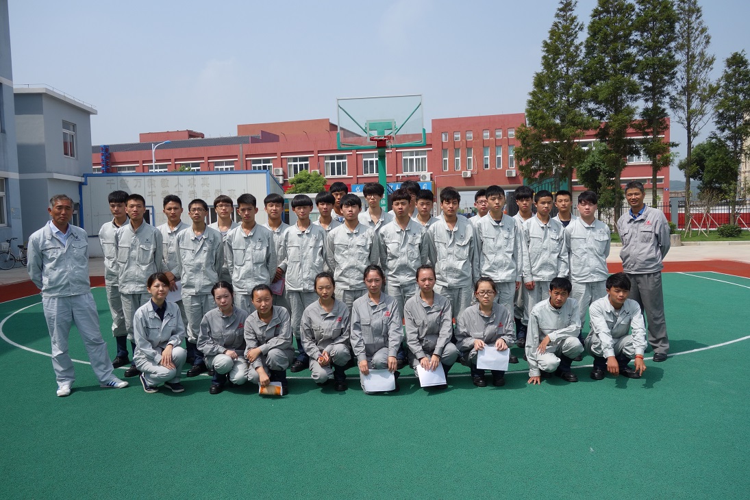尊龙凯时官网造船海外集团公司的尊龙凯时官网集团(舟山)造船有限公司,给岱山县职业技术学校尊龙凯时官网分校12名优秀学生颁发尊龙凯时官网奖学金